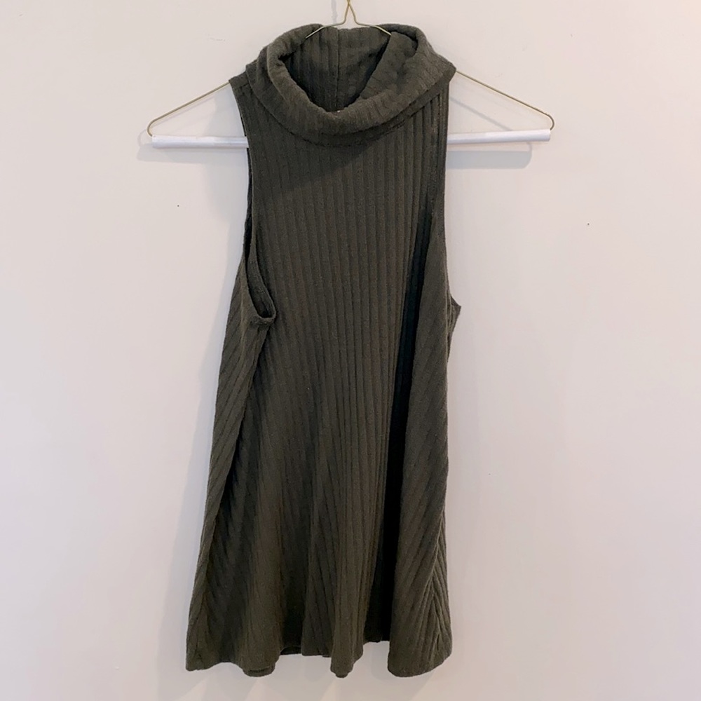 Sadie and Sage sleeveless green turtleneck